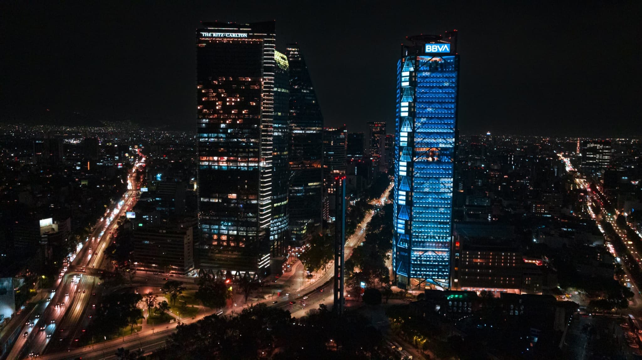 Vista aérea nocturna de Reforma, Ciudad de México